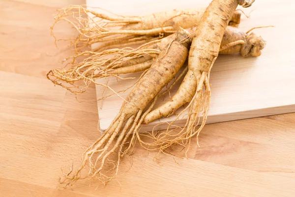 Korean Ginseng on wooden plate — Stock Photo, Image