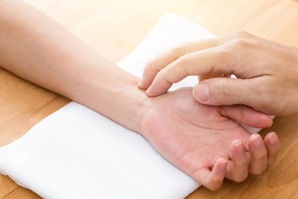 Medical doctor takes the pulse of a patient — Stock Photo, Image