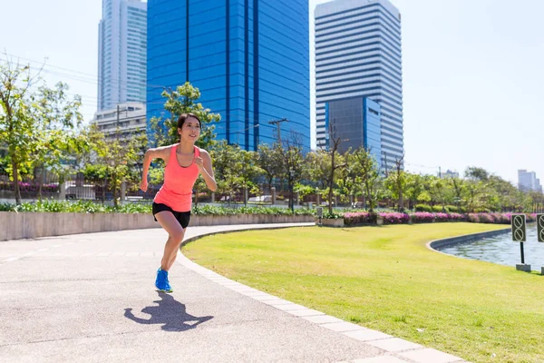 Kvinnan kör i Benjakitti park Bangkok — Stockfoto