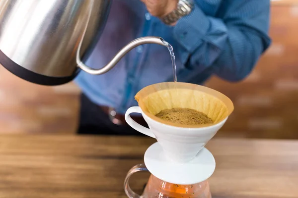 Barista verter agua en el café molido — Foto de Stock