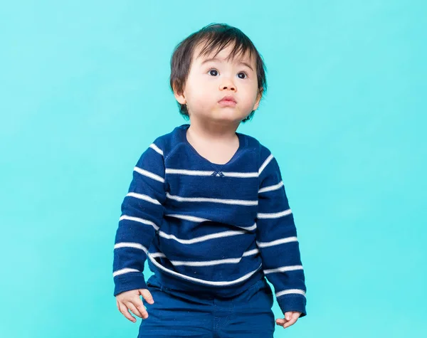 Asiático pequeño niño mirando arriba —  Fotos de Stock