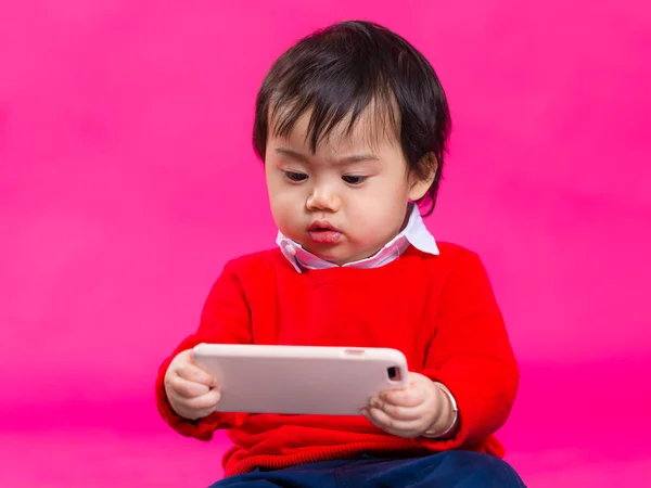 Liten pojke spela med mobiltelefon — Stockfoto