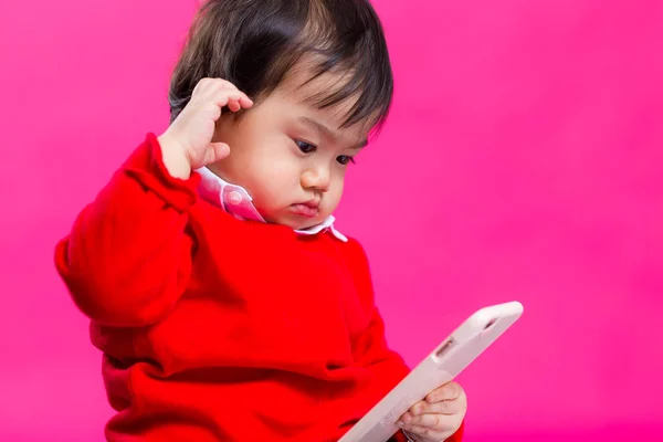 Aziatische jongen spelen met mobiele telefoon — Stockfoto