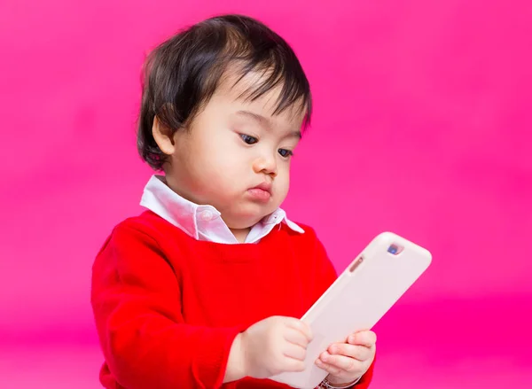 Ung pojke spela med mobiltelefon — Stockfoto