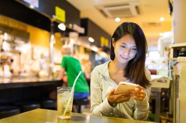 Cep telefonu kullanan kadın 