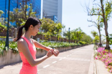 Akıllı izle parkta ile çalışan kadın