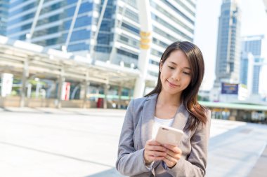 Cep telefonu kullanan iş kadını