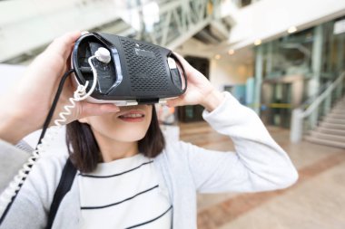 VR aygıtla arayan kadın