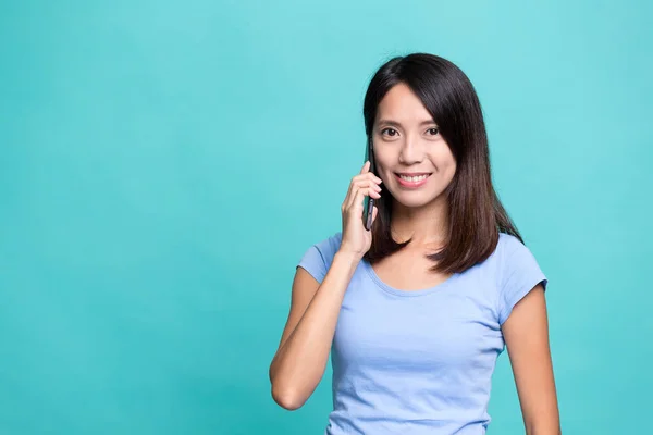 Jonge vrouw in gesprek op mobiele telefoon — Stockfoto