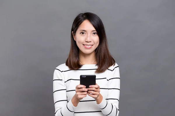 Young woman using mobile phone — Stock Photo, Image