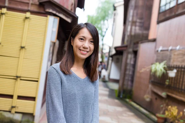 Jovem visita na cidade de Kanazawa — Fotografia de Stock