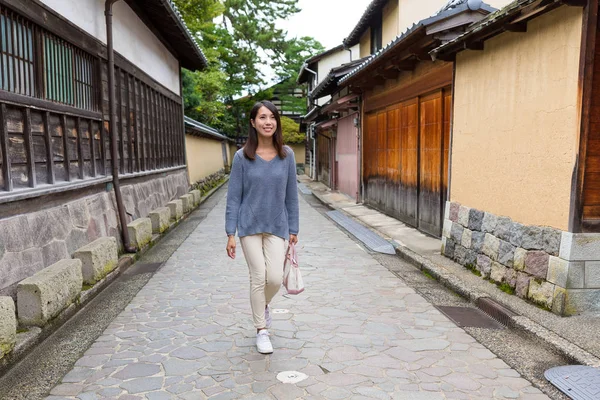 Jovem mulher caminhando na cidade de Kanazawa — Fotografia de Stock