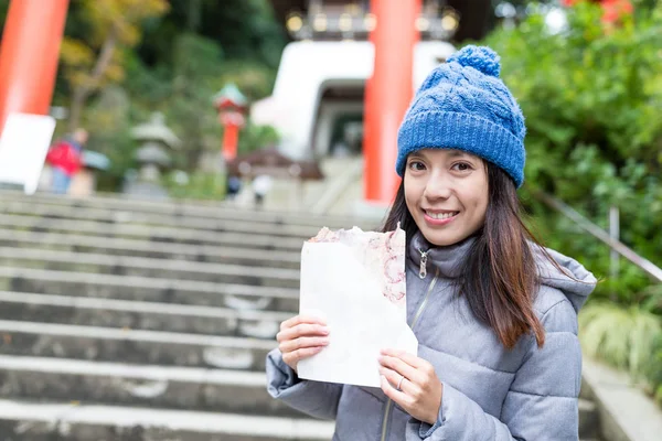 Donna che tiene cracker a Enoshima — Foto Stock