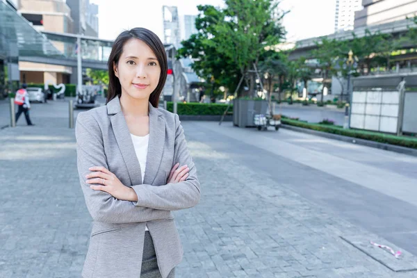 Femme d'affaires asiatique dans le quartier central des affaires — Photo