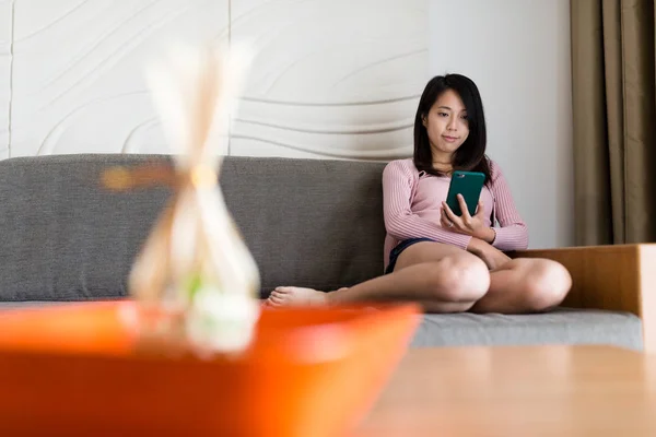 Donna che utilizza il telefono cellulare a casa — Foto Stock