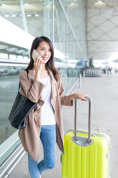 Mujer hablando por teléfono móvil en el aeropuerto — Foto de Stock