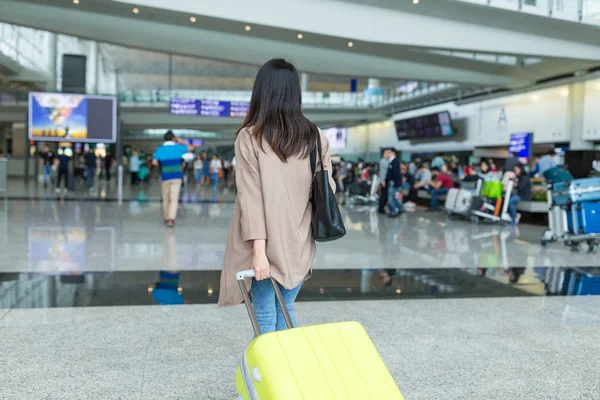 Женщина со своим багажом в аэропорту — стоковое фото