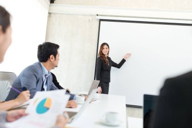Sunum toplantı salonunun içinde sahip iş kadını
