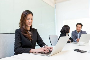 Çalışma içinde Office iş adamları