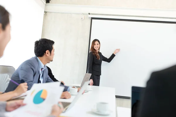 Empresária tendo apresentação na sala de reuniões — Fotografia de Stock