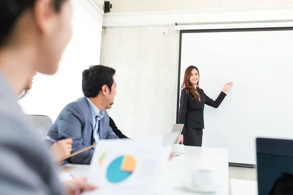 Empresária tendo apresentação na sala de conferências — Fotografia de Stock