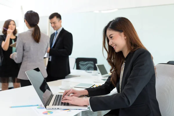 Empresaria que trabaja en el ordenador portátil — Foto de Stock