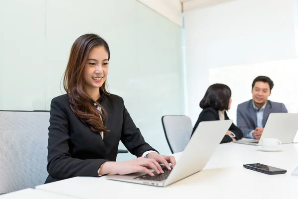 Gente de negocios trabajando dentro de la oficina — Foto de Stock