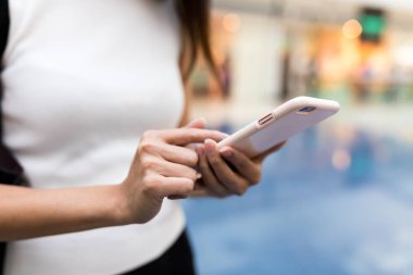 cep telefonu kullanan kadın