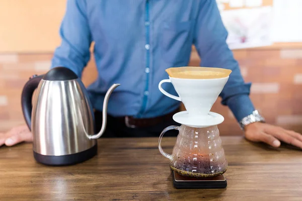 Tropfen Kaffee auf Holztisch — Stockfoto