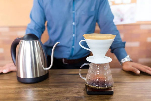 Caffè a goccia sul tavolo di legno — Foto Stock