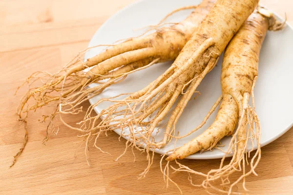 Tuore korealainen ginseng — kuvapankkivalokuva