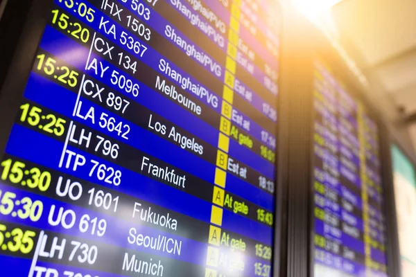 Vertrek bestuur informatiebord in luchthaven — Stockfoto