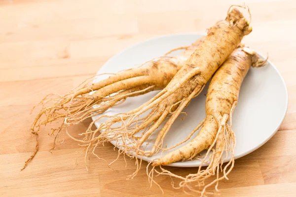 Plaka üzerinde taze Ginseng — Stok fotoğraf