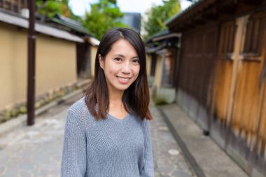 Genç kadın ziyaret Kanazawa City