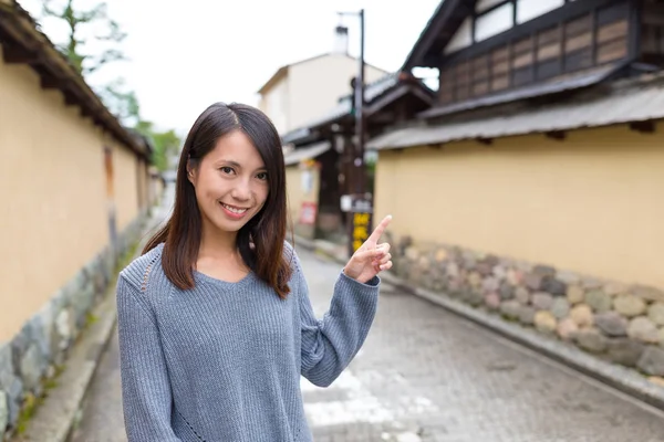 Asyalı kadın Kanazawa şehirde ziyaret