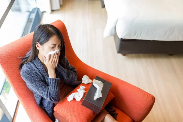 Mujer sintiéndose enferma en casa — Foto de Stock