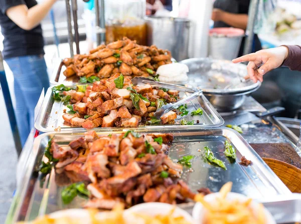 Stekt kött på gatan marknaden — Stockfoto