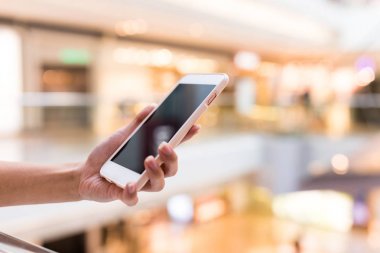 kadın holding cep telefonu 