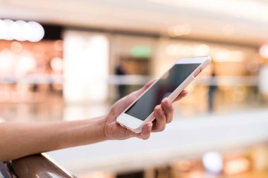 Kadın el holding cep telefonu