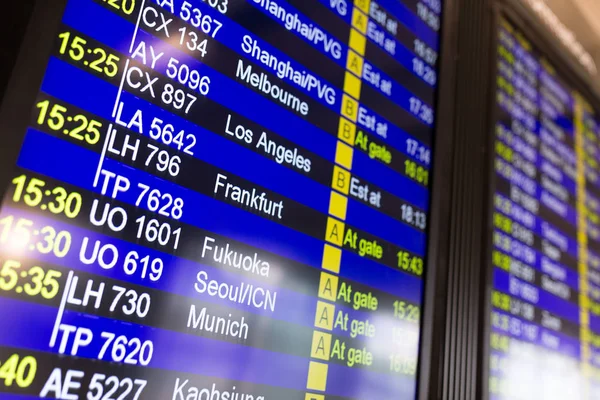 Vlucht nummer beeldscherm in luchthaven — Stockfoto