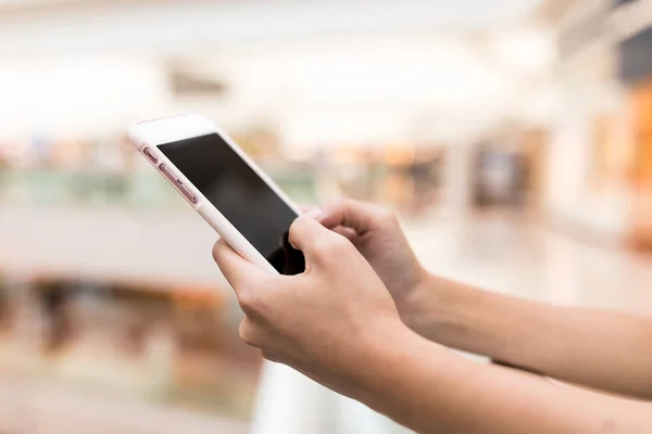 Mujer tocando el teléfono celular — Foto de Stock