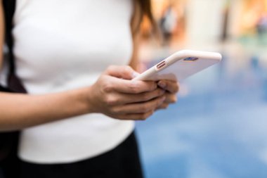 Cep telefonu kullanan kadın