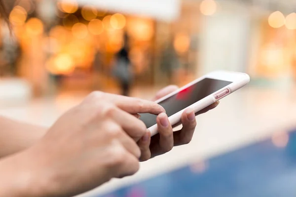 Mujer manos tocando el teléfono celular — Foto de Stock