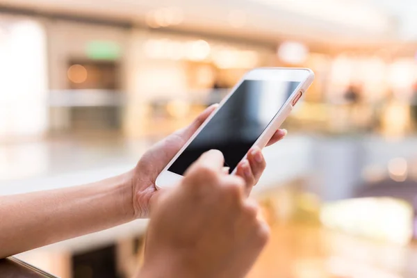 Frau fasst Handy an — Stockfoto