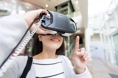 VR aygıtı kullanan kadın