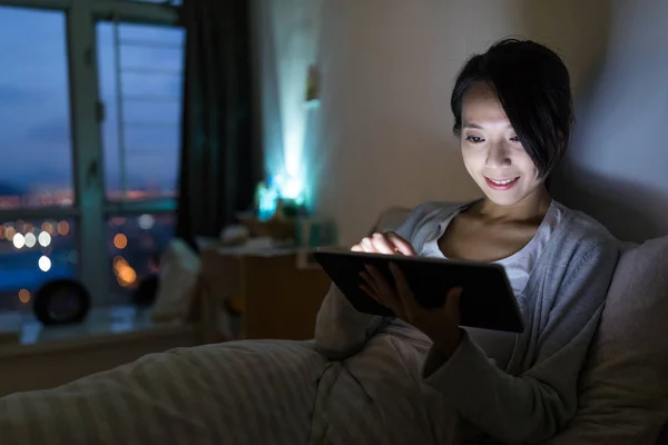 Wanita yang mengerjakan tablet digital di rumah — Stok Foto