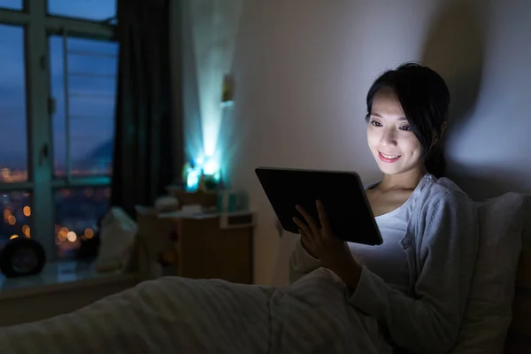 Wanita menonton film di tablet di rumah — Stok Foto