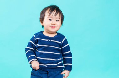 Asya gülümseyerek mutlu bir çocukluk