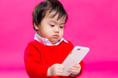 Küçük çocuk cep telefonu arıyorum