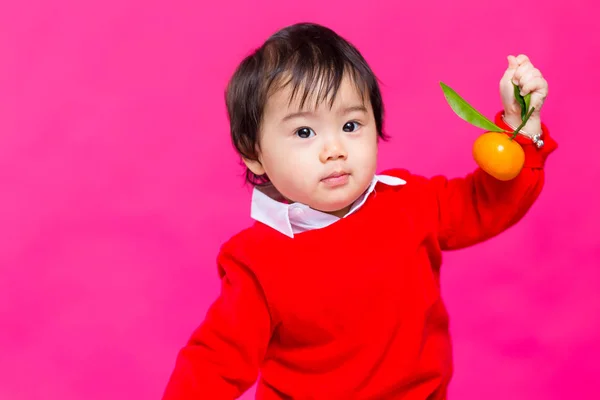 Băieţel care ţine mandarina — Fotografie, imagine de stoc